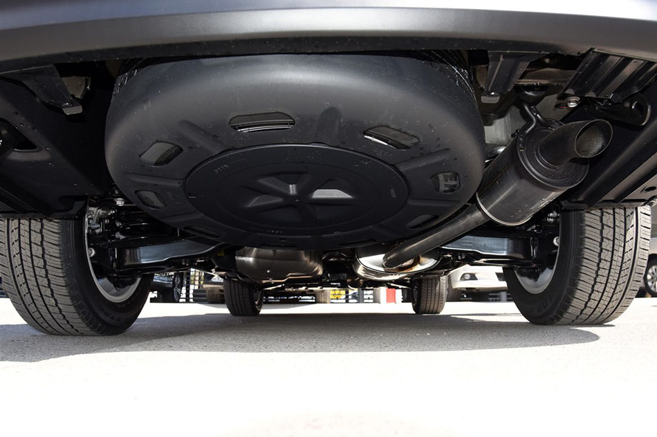 2015款 2.0T 两驱精英版 7座 引擎底盘