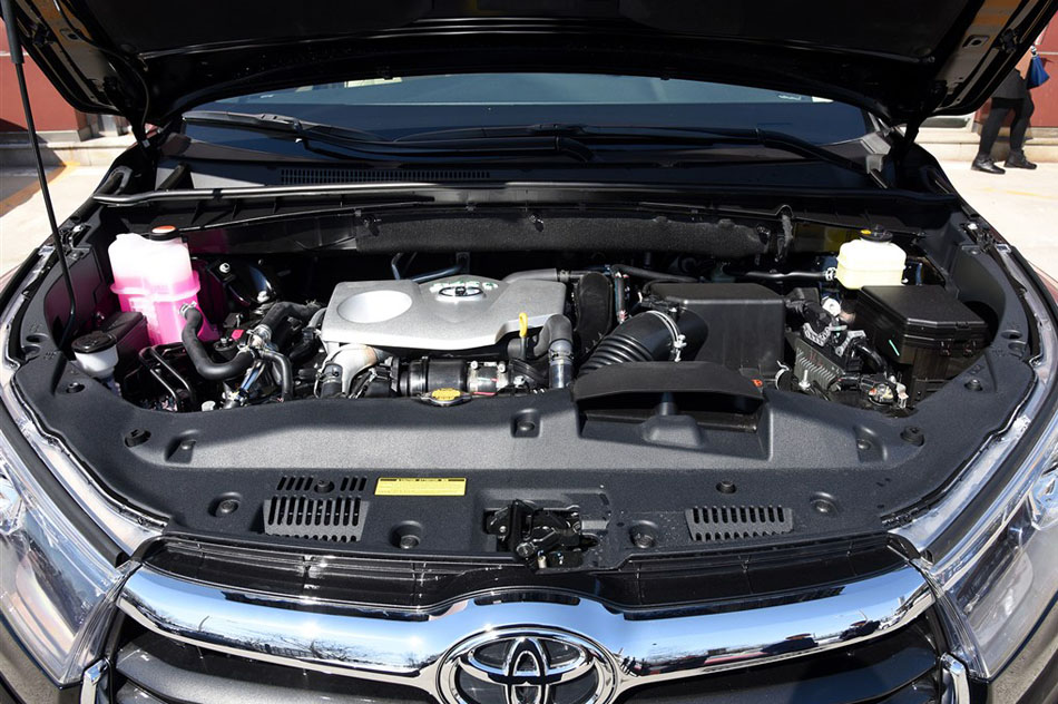 2015款 2.0T 两驱精英版 7座 引擎底盘