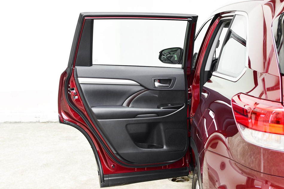 2018款 2.0T 四驱尊贵版 7座 座椅空间