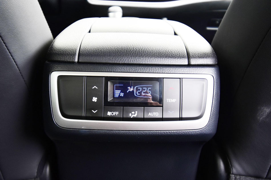 2018款 2.0T 四驱尊贵版 7座 座椅空间