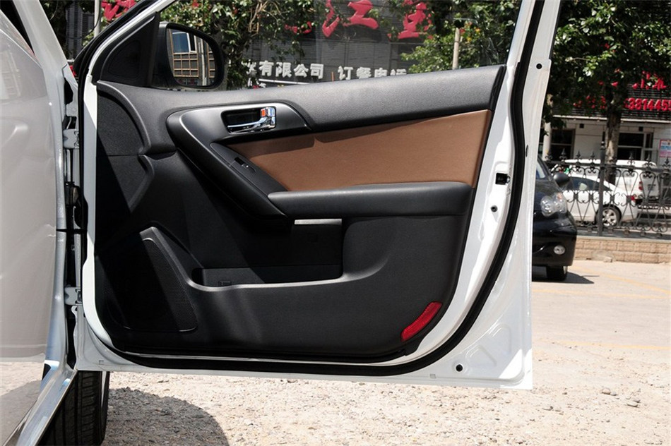 福瑞迪 2012款 1.6L AT Premium 纪念版 空间