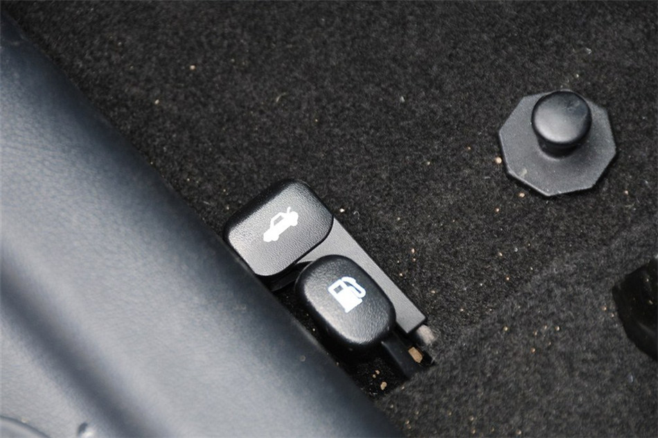 福瑞迪 2012款 1.6L AT Premium 纪念版 空间