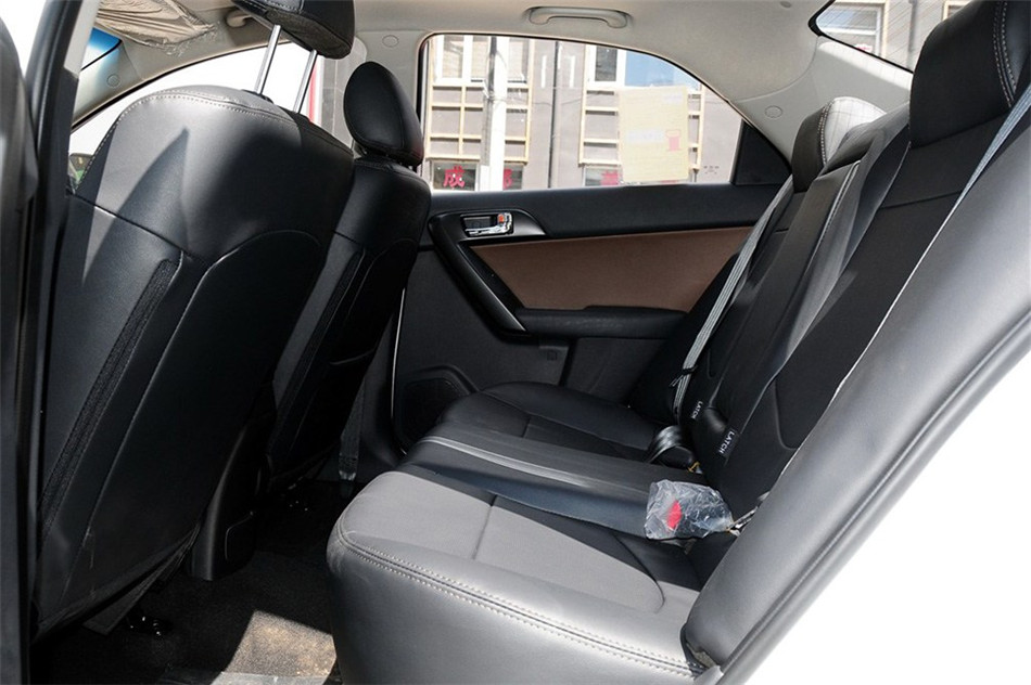 福瑞迪 2012款 1.6L AT Premium 纪念版 空间