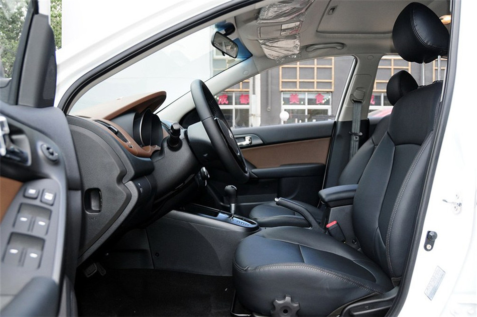 福瑞迪 2012款 1.6L AT Premium 纪念版 空间