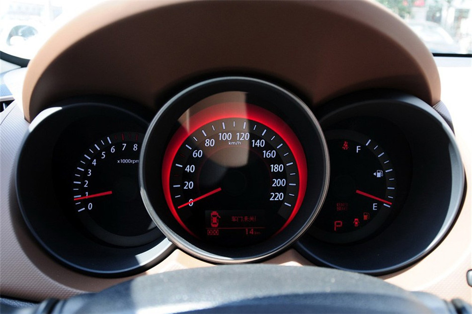 福瑞迪 2012款 1.6L AT Premium 纪念版 内饰