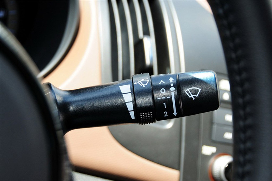 福瑞迪 2012款 1.6L AT Premium 纪念版 内饰