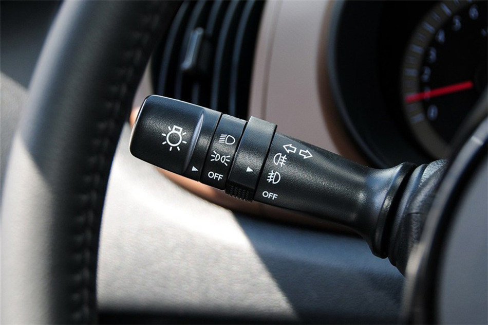 福瑞迪 2012款 1.6L AT Premium 纪念版 内饰