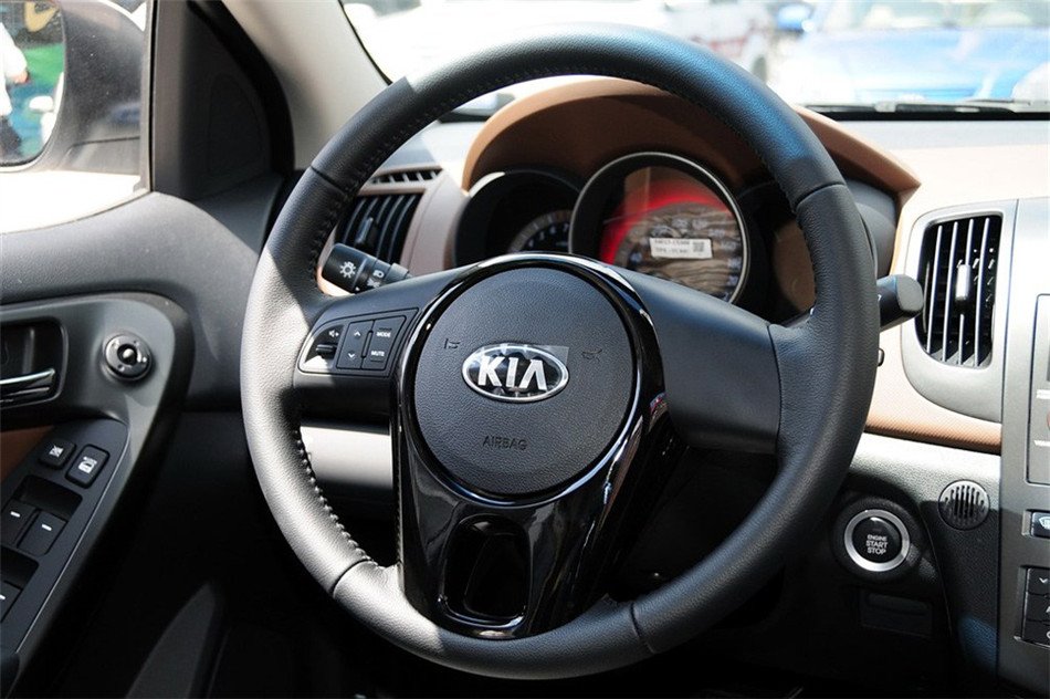 福瑞迪 2012款 1.6L AT Premium 纪念版 内饰