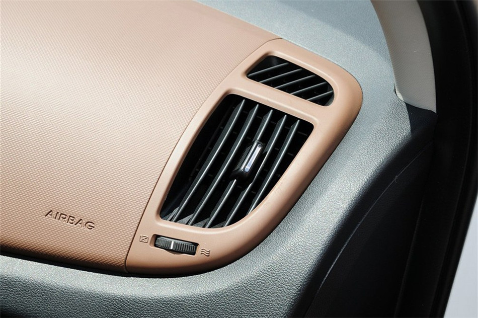 福瑞迪 2012款 1.6L AT Premium 纪念版 内饰