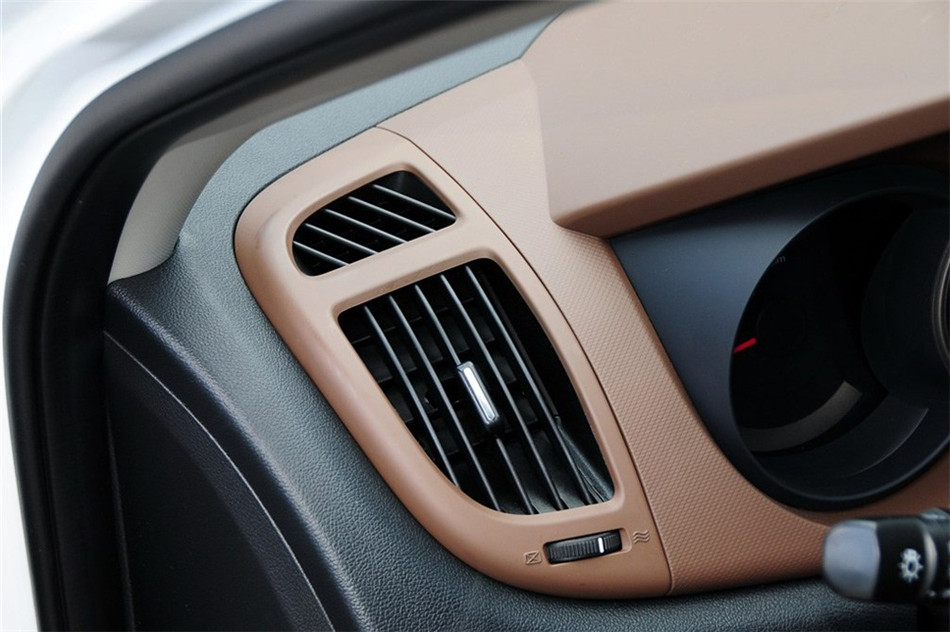 福瑞迪 2012款 1.6L AT Premium 纪念版 内饰