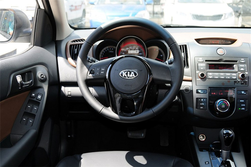 福瑞迪 2012款 1.6L AT Premium 纪念版 内饰