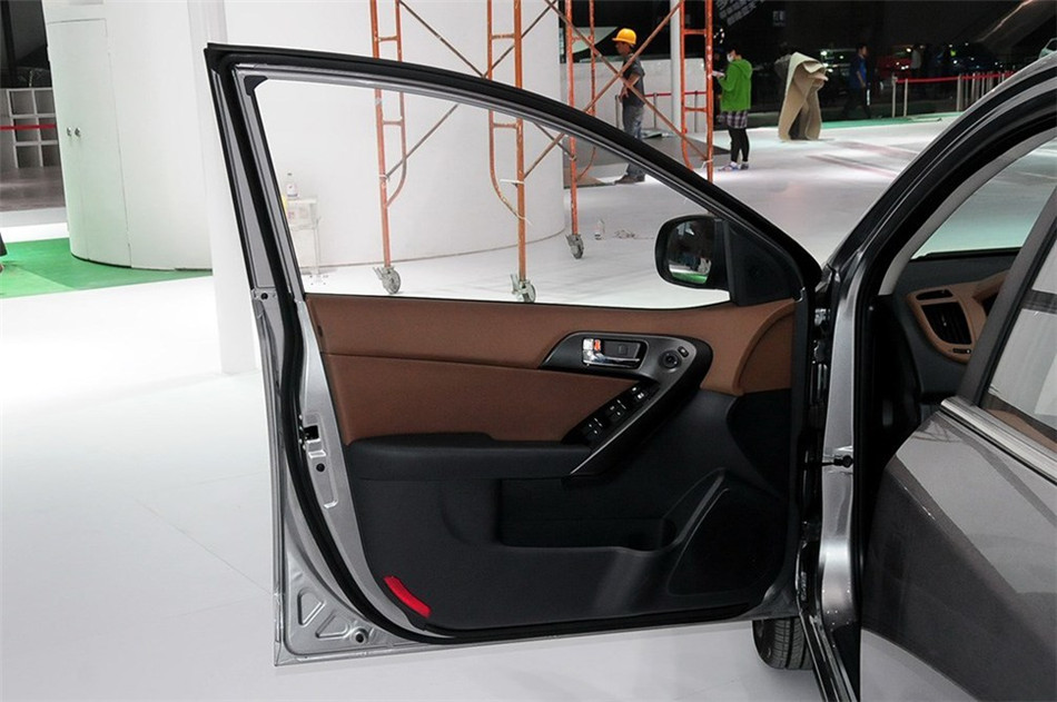 2014款 1.6L AT Premium Special 座椅空间