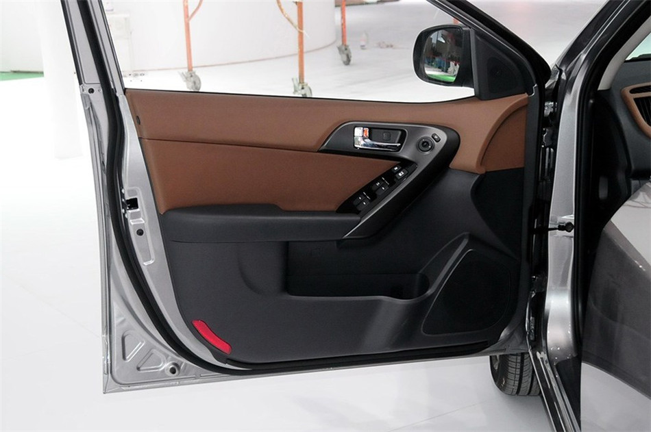 2014款 1.6L AT Premium Special 座椅空间