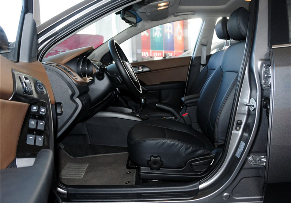 2014款 1.6L AT Premium Special 座椅空间