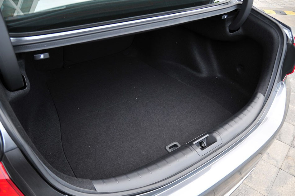 2015款 2.0L 尊贵版 座椅空间