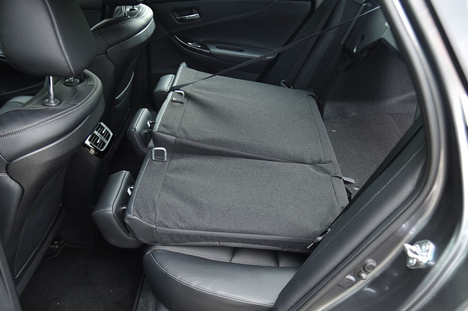 2015款 2.0L 尊贵版 座椅空间