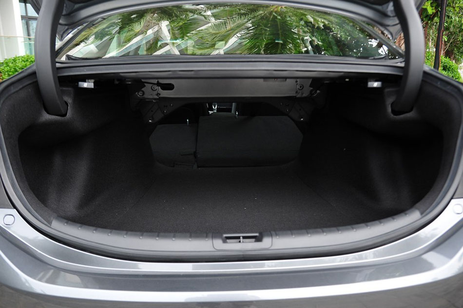 2015款 2.0L 尊贵版 座椅空间