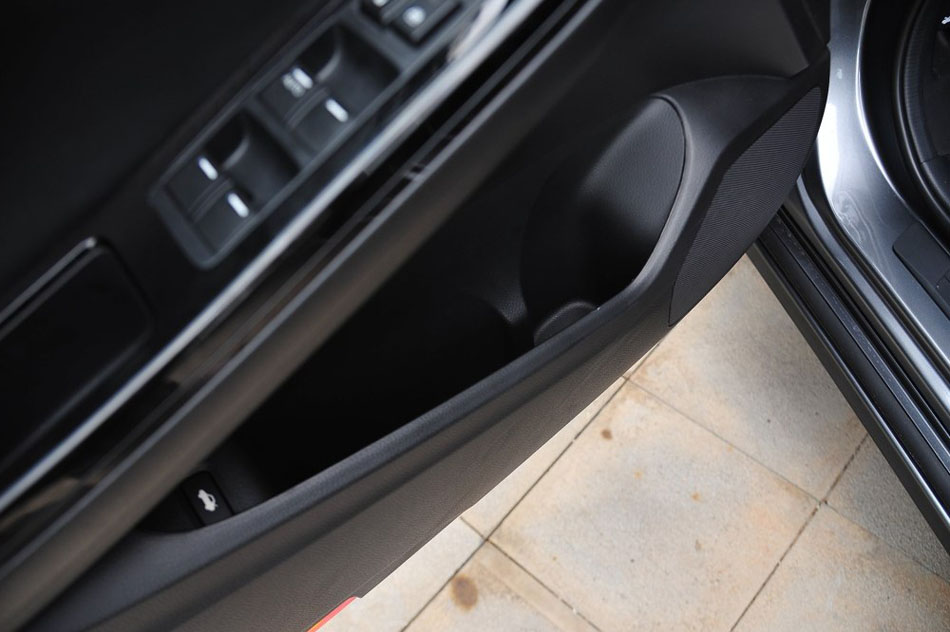 2015款 2.0L 尊贵版 座椅空间