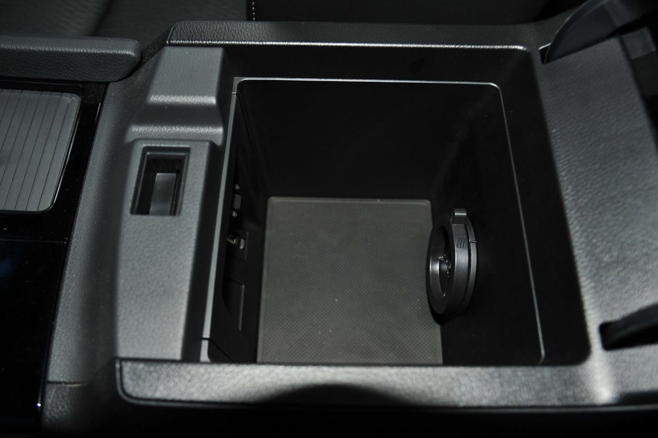 2015款 2.0L 尊贵版 座椅空间