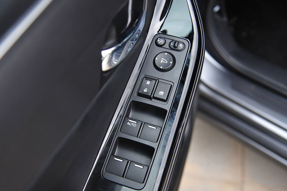 2015款 2.0L 尊贵版 座椅空间