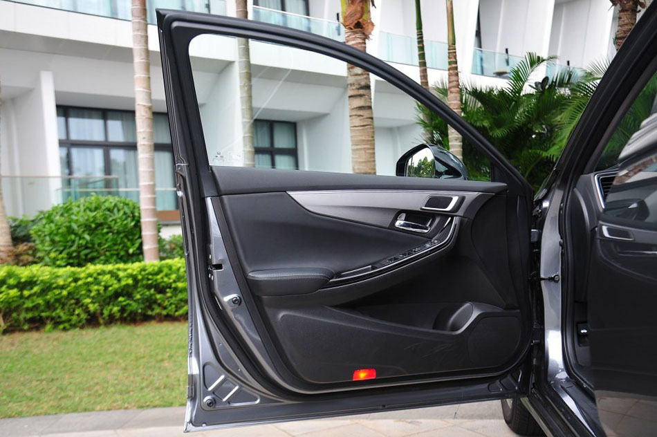 2015款 2.0L 尊贵版 座椅空间