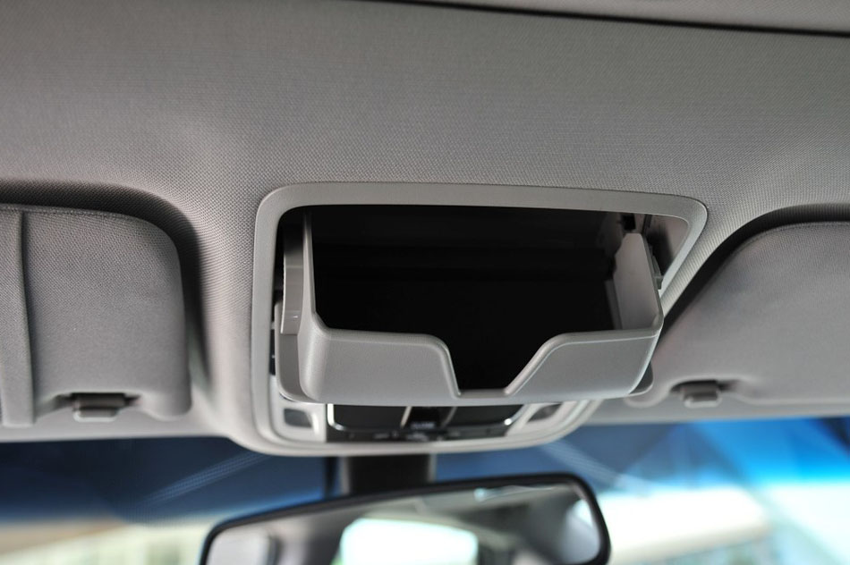 2015款 2.0L 尊贵版 座椅空间