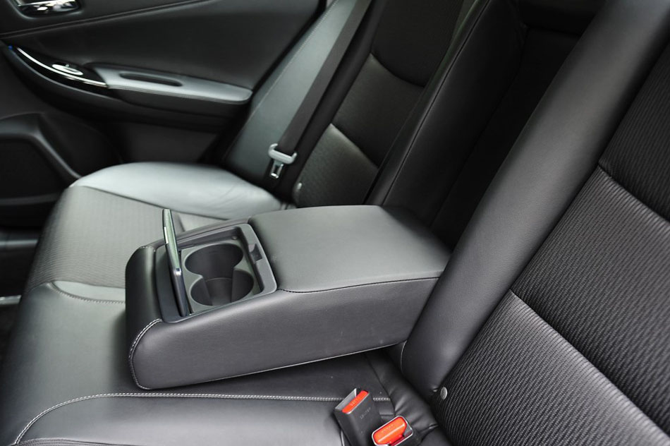 2015款 2.0L 尊贵版 座椅空间