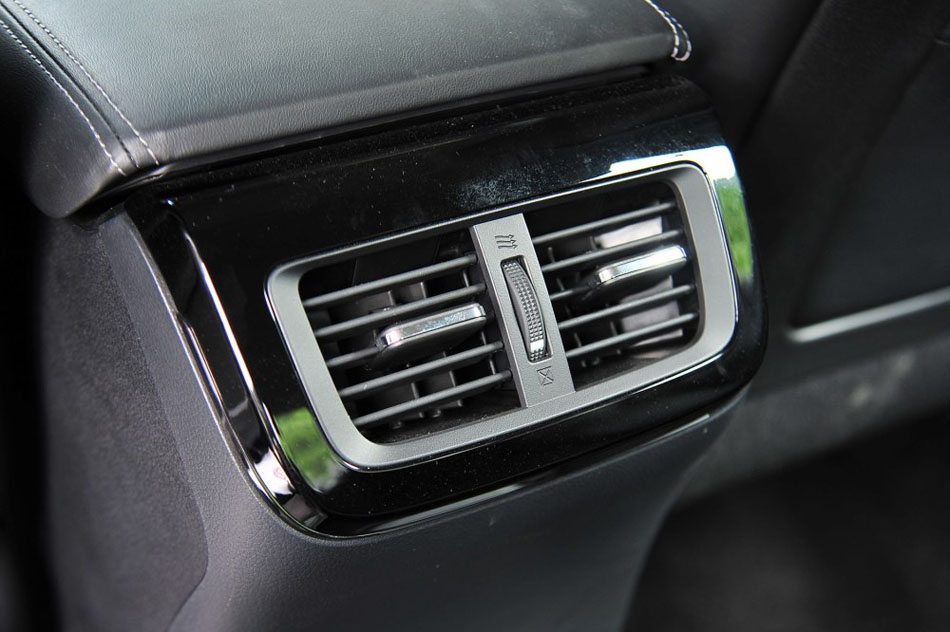 2015款 2.0L 尊贵版 座椅空间