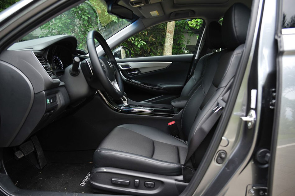 2015款 2.0L 尊贵版 座椅空间