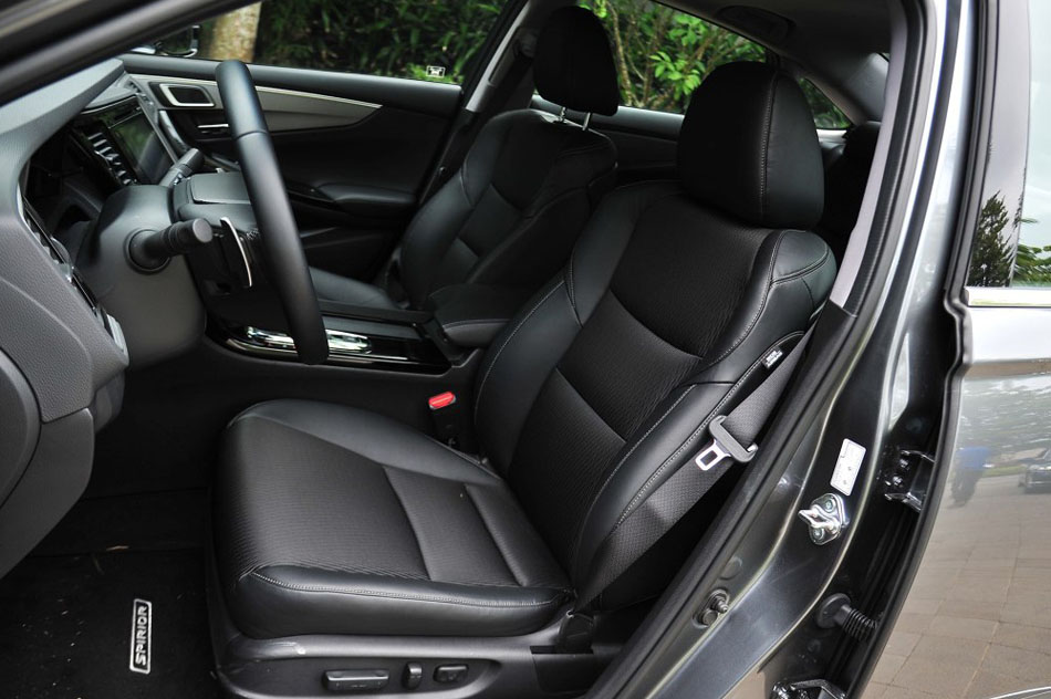 2015款 2.0L 尊贵版 座椅空间