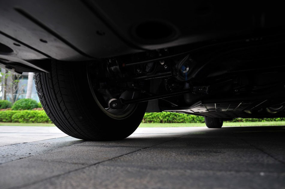 2015款 2.0L 尊贵版 引擎底盘