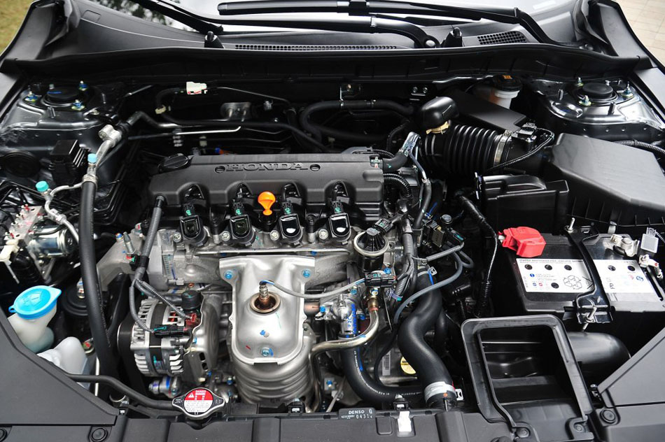 2015款 2.0L 尊贵版 引擎底盘