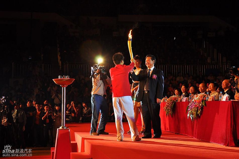 安徽省副省长黄海嵩点燃圣火