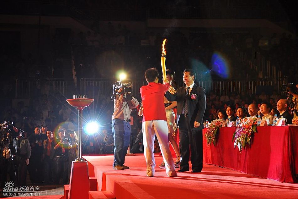 安徽省副省长黄海嵩点燃圣火