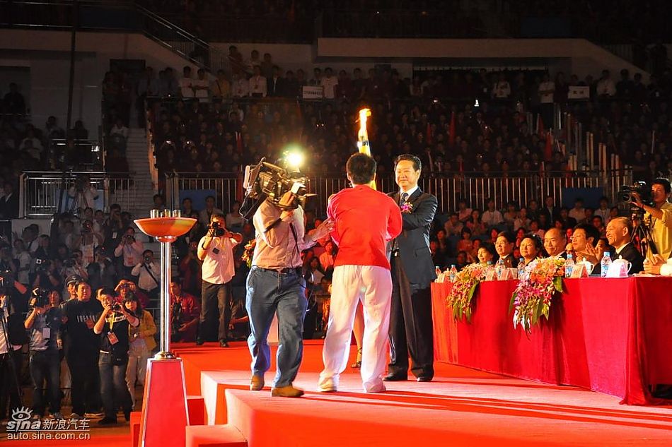 安徽省副省长黄海嵩点燃圣火