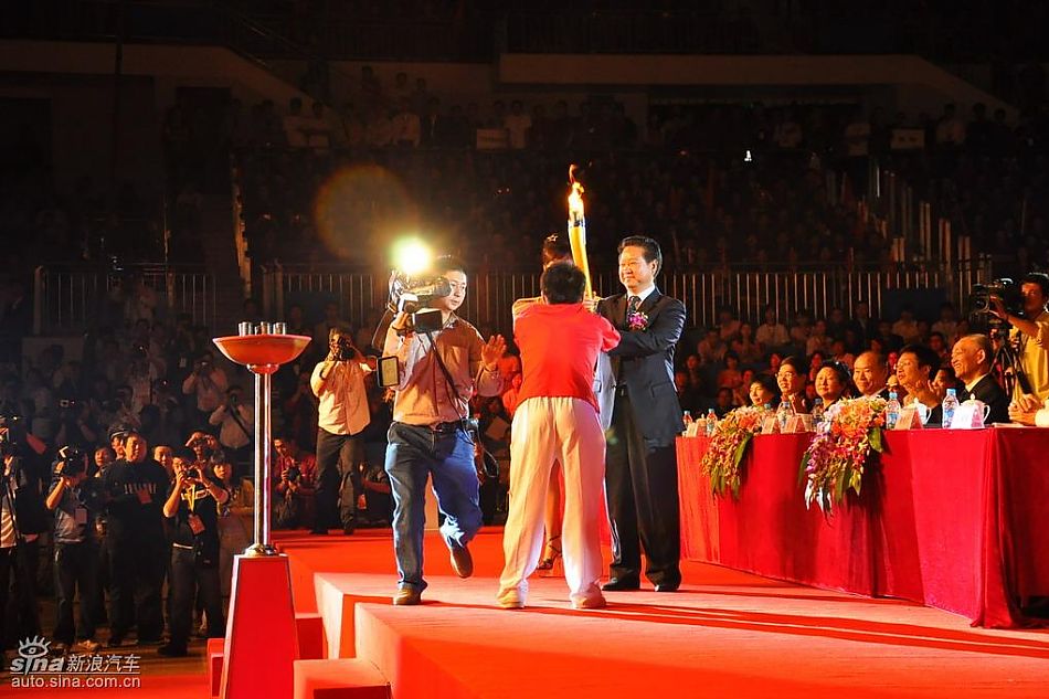 安徽省副省长黄海嵩点燃圣火