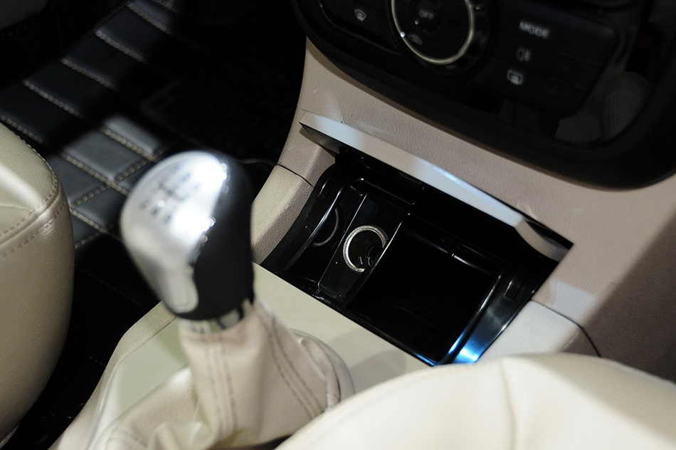 2014款 1.5L 手动尊逸型 内饰