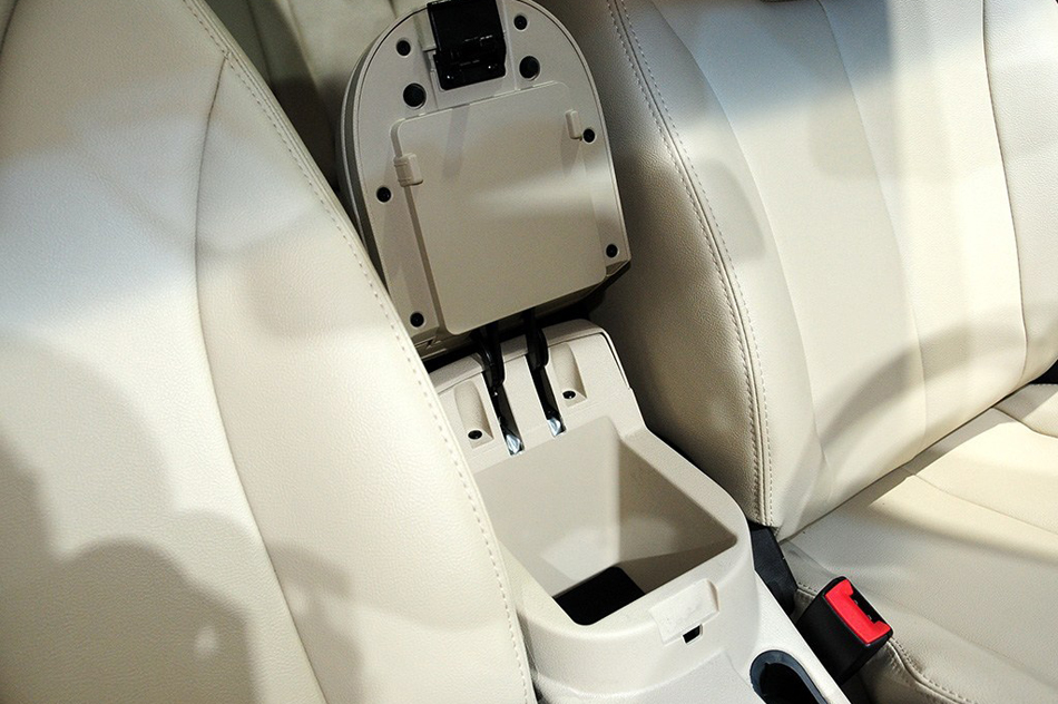 2014款 1.5L 手动尊逸型 座椅空间