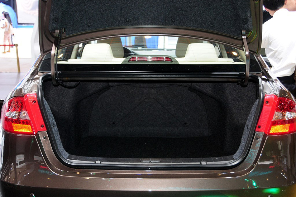 2014款 1.5L 手动尊逸型 座椅空间