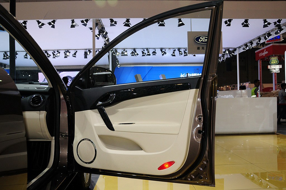 2014款 1.5L 手动尊逸型 座椅空间