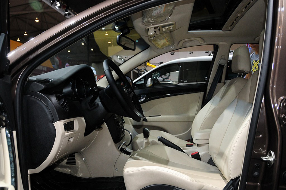 2014款 1.5L 手动尊逸型 座椅空间