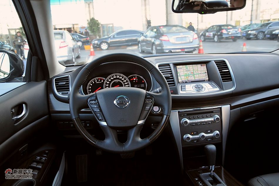 2011款天籁公爵内饰