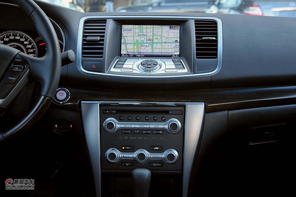 2011款天籁公爵内饰