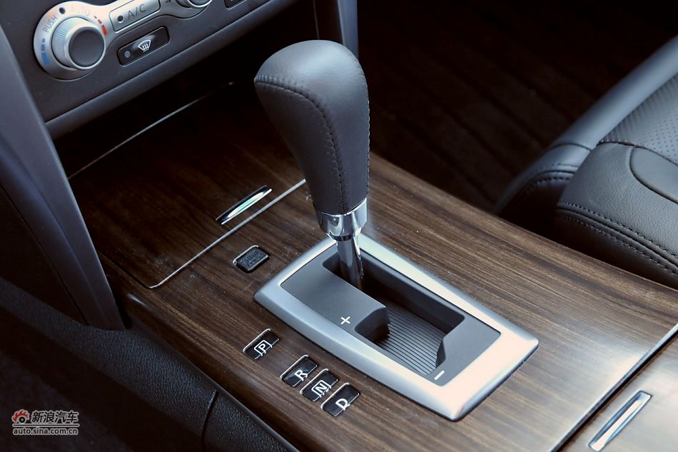 2011款天籁公爵内饰