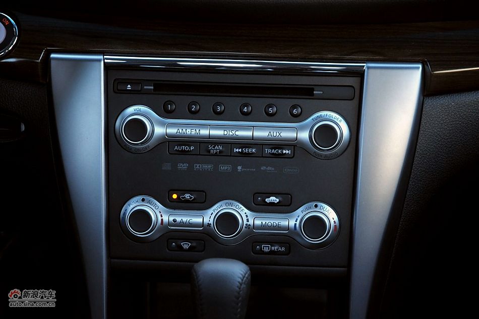 2011款天籁公爵内饰