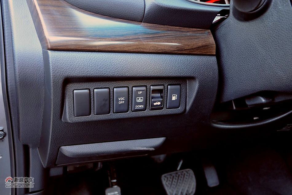 2011款天籁公爵内饰