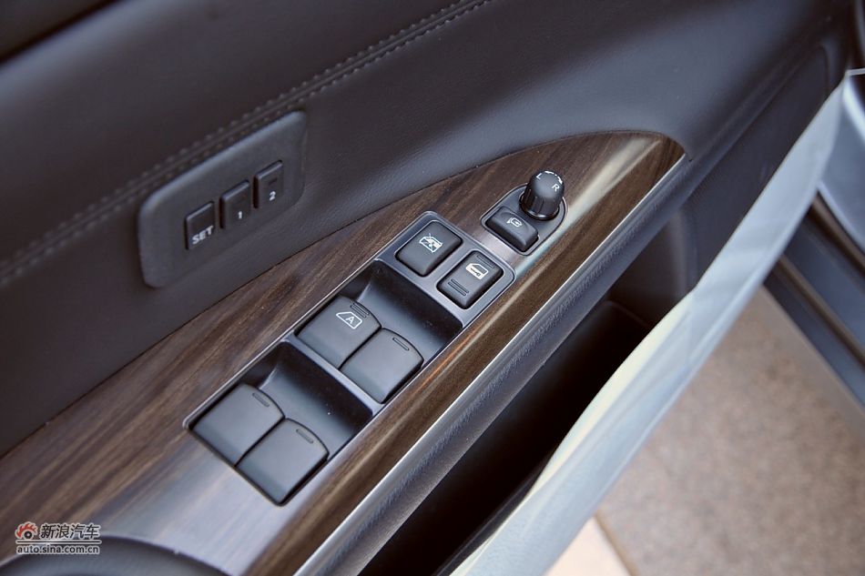 2011款天籁公爵内饰