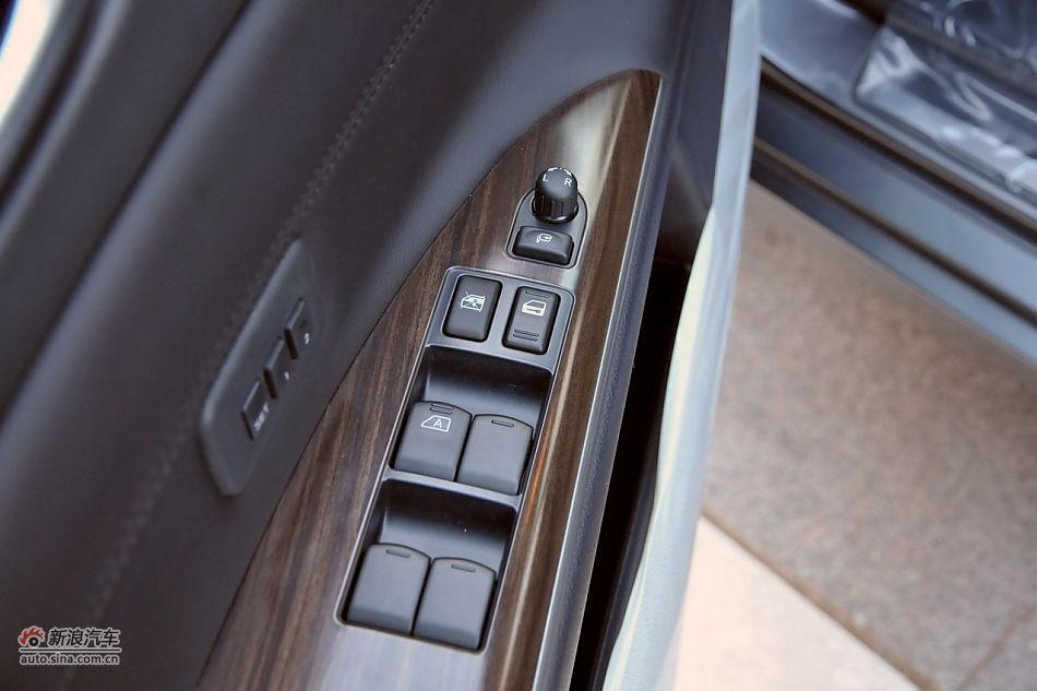 2011款天籁公爵内饰