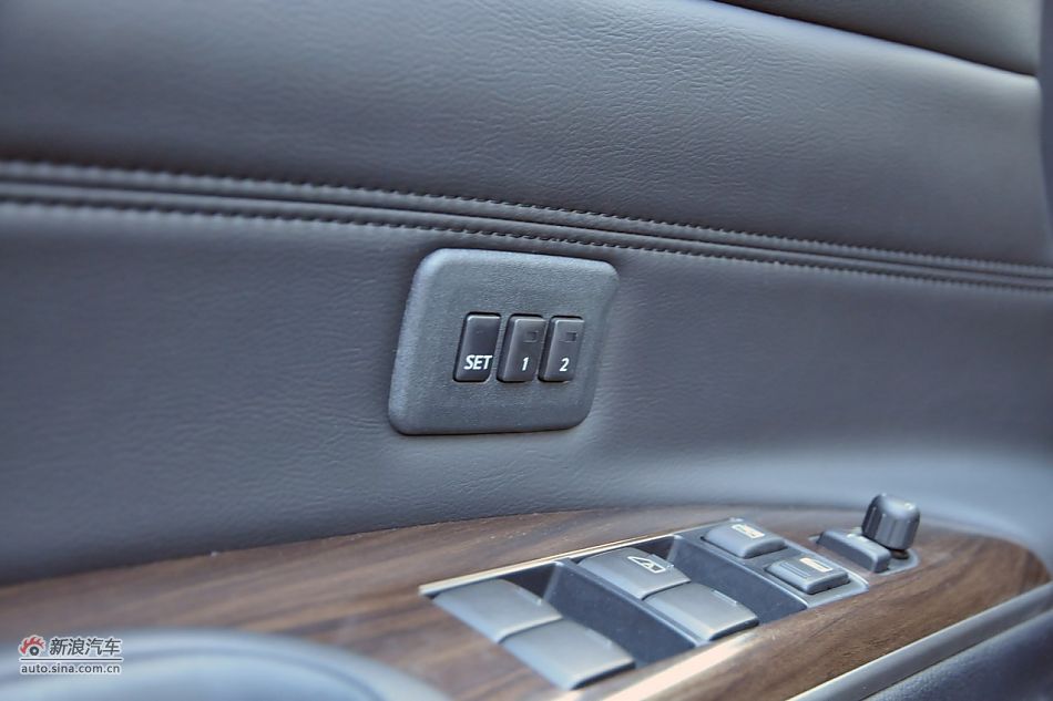 2011款天籁公爵内饰