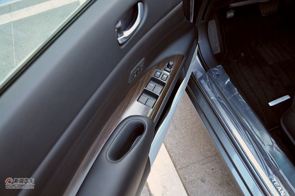 2011款天籁公爵内饰
